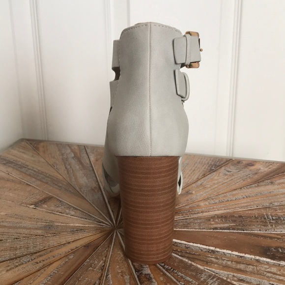 NIB Leila Stone Dove Grey Faux Suede Heels Size 10 - Picture 8 of 10